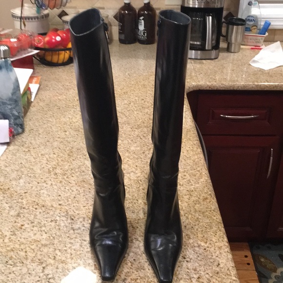 stuart weitzman pointed boots
